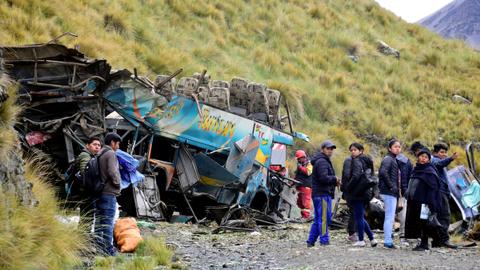 Bus crash kills 14 people in Bolivia