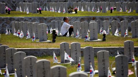 S Korea honours its war dead on 61st Memorial Day