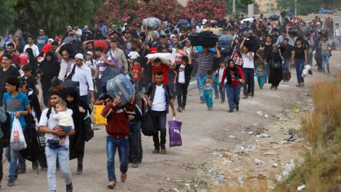 Thousands of displaced Syrians return home