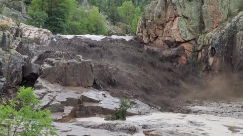 Arizona flash flood at swimming hole kills at least 8