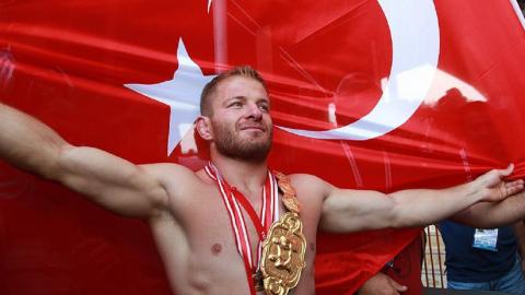 Ismail Balaban crowned Turkey's oil wrestling champion 
