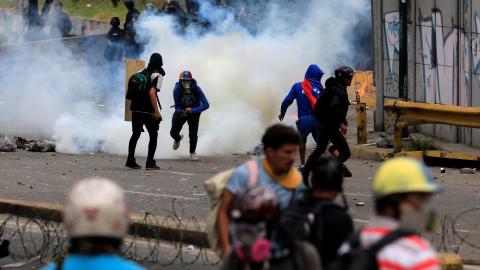 Violinist hurt as violence flares at anti-Maduro march in Caracas 