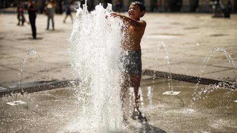Weather warnings issued as heat wave strikes Eastern Europe