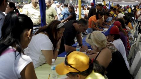 Venezuelan opposition kicks off petition to recall president