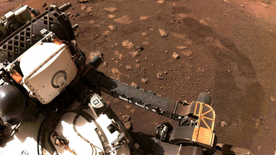 Las huellas de las ruedas quedan en el suelo del cráter Jezero en la superficie de Marte, cuando el rover Mars Resistant Mars de la NASA despegó por primera vez, el 4 de marzo de 2021.