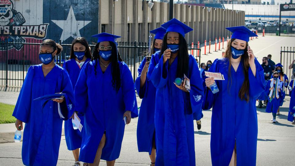 Graduations across US draw thousands despite pandemic