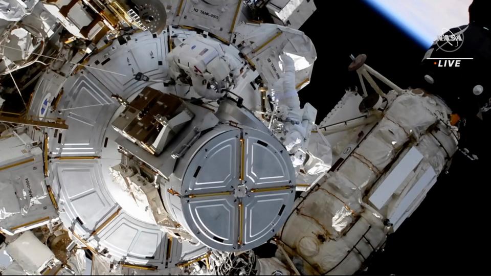 Gambar yang disediakan oleh NASA ini menunjukkan astronot NASA Shane Kembra dan Thomas Pesquet dari Prancis selama perjalanan luar angkasa di luar Stasiun Luar Angkasa Internasional pada 25 Juni 2021.