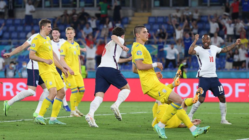 英格兰的后卫哈里·马奎尔（Harry Maguire）（C）在2021年7月3日在罗马举行的乌克兰和英格兰之间在乌克兰和英格兰之间的欧洲联盟2020年四分之一决赛的足球比赛中取得了第二个进球。