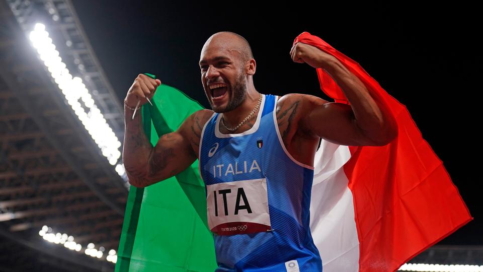L'italiano Lamond Jacobs festeggia dopo aver vinto la medaglia d'oro nella finale della staffetta 4 x 100 metri maschile.