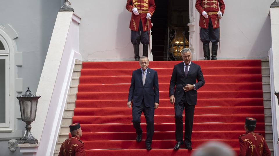 El presidente turco, Recep Tayyip Erdogan (izq.), Y el presidente de Montenegro, Milo Dukanovic (der.), Celebrarán una conferencia de prensa conjunta el 28 de agosto de 2021 en Podgorica, Montenegro.