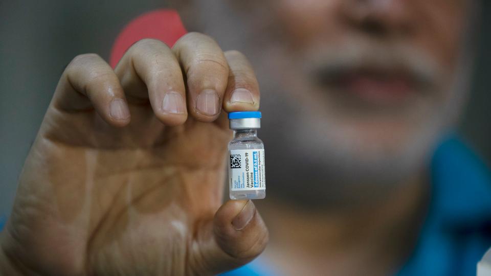 Nepalli bir memur, 12 Temmuz 2021'de Katmandu, Nepal'de Johnson & Johnson Covid-19 aşısını sergiliyor.