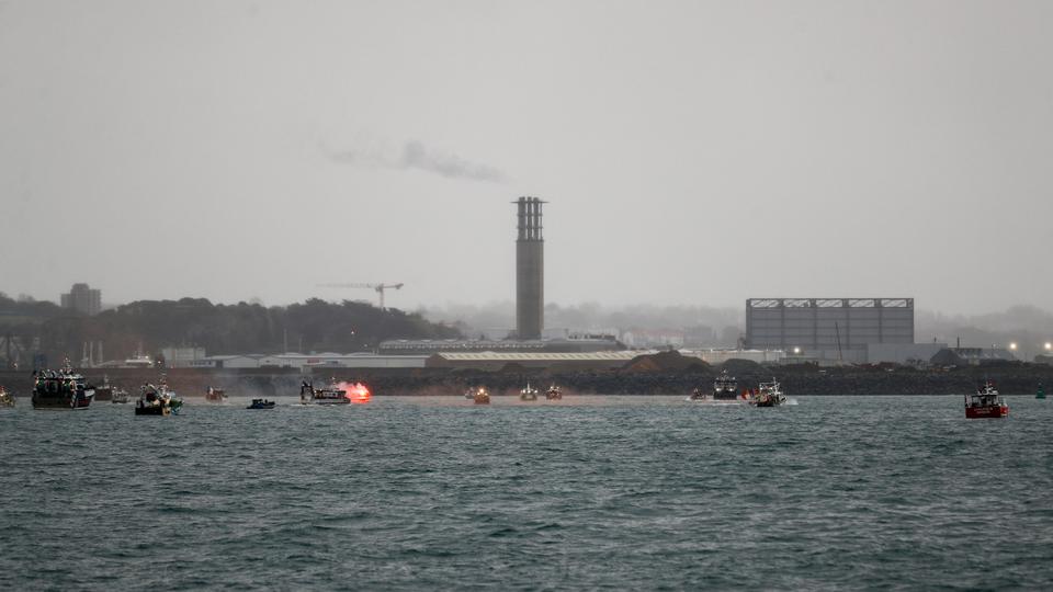 France says that it would bar British fishing boats from some French ports if no deal is reached in a fishing licenses dispute.