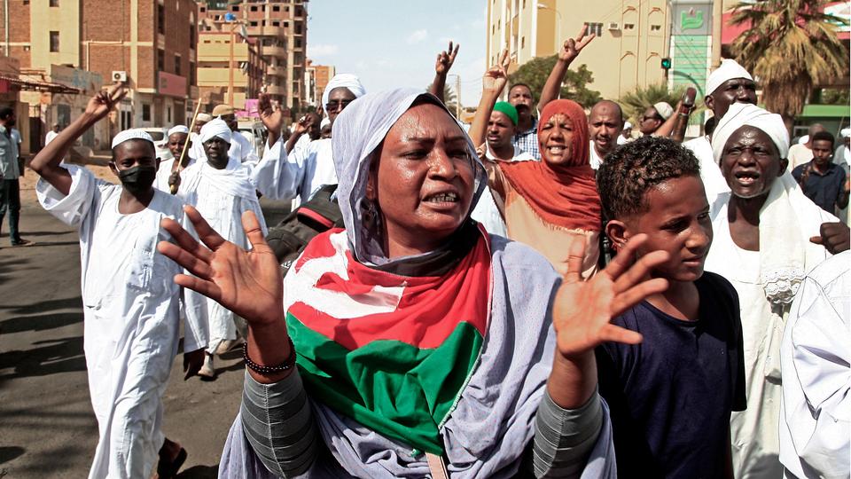Thousands of Sudanese have already taken to the streets this week against the coup led by General Abdel Fattah al Burhan.