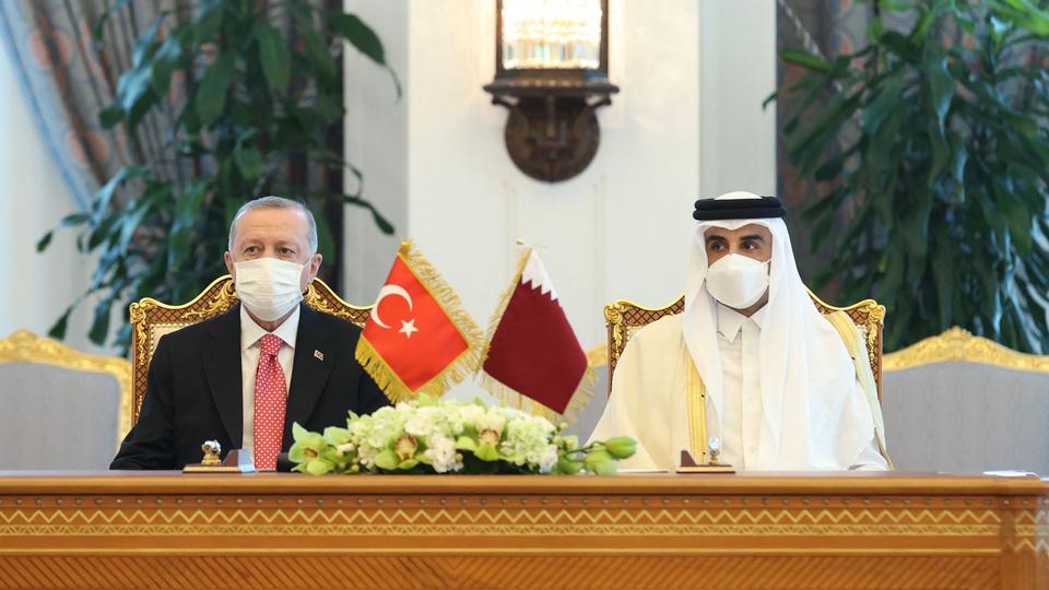 Cumhurbaşkanı Erdoğan ve Emir Şeyh Al Thani, iki ülke arasındaki ilişkileri ve işbirliğini geliştirmek için bir dizi ortak anlaşmanın imzalanmasını denetledi.