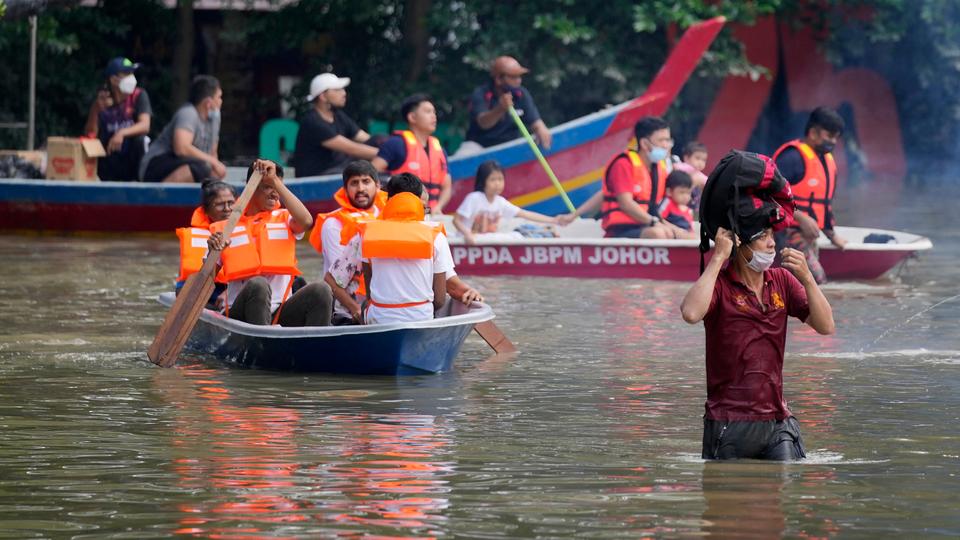 Thousands displaced as heavy rain causes floods in Malaysia