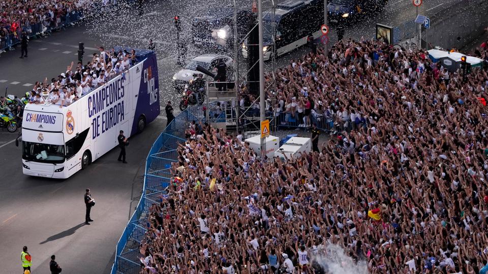 Encima del autobús, los jugadores vestían camisetas del Real Madrid con las palabras 14 y 'Champions' escritas en ellas.