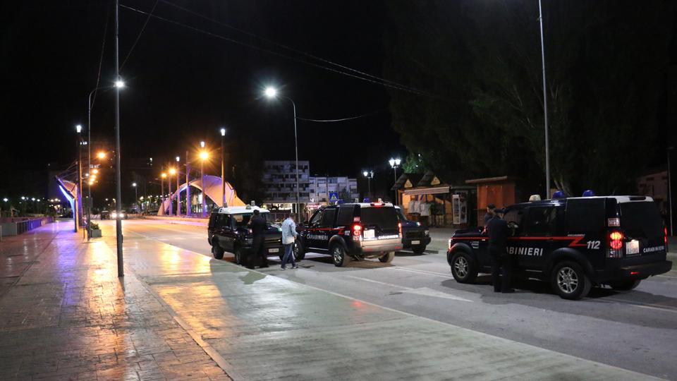 Kosovo police closed the Brnjak and Jarinje border crossings to Serbia, in the north of Kosovo, after local Serbs blocked the roads before the beginning of the application of reciprocal measures by the Government of Kosovo.