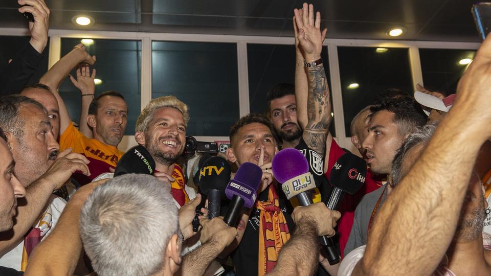 Dries Mertens et Lucas Torreira ont atterri à Türkiye ce week-end et ont été accueillis comme des superstars par les fans de Galatasaray.