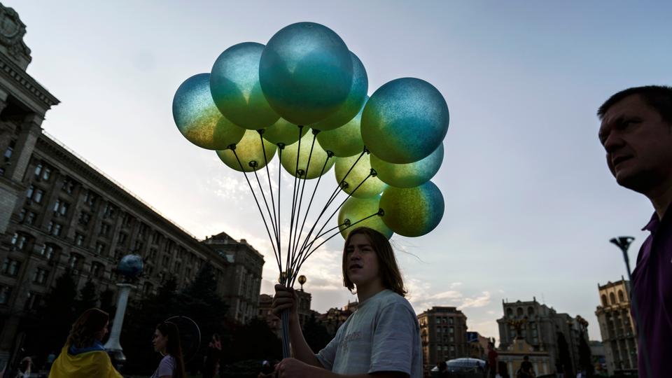 A vendor sells blue and yellow balloons in honour of the country's National Flag Day on August 23, 2022 at Maidan Square in Kiev.