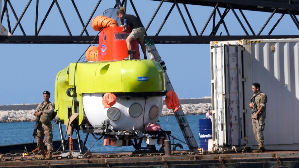 Boat, carrying dozens of Lebanese, Syrians and Palestinians trying to migrate by sea to Europe, went down more than 5 km from Tripoli port, following a confrontation with Lebanese navy.