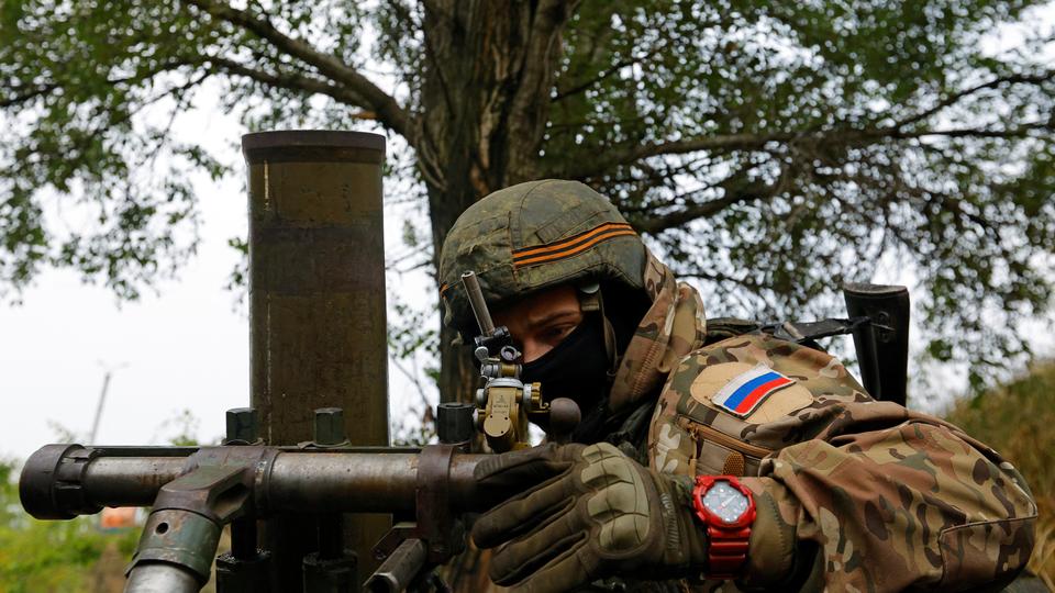A service member of pro-Russia troops fires a mortar in the direction of Avdiivka during Russia-Ukraine conflict, outside Donetsk on September 17, 2022.