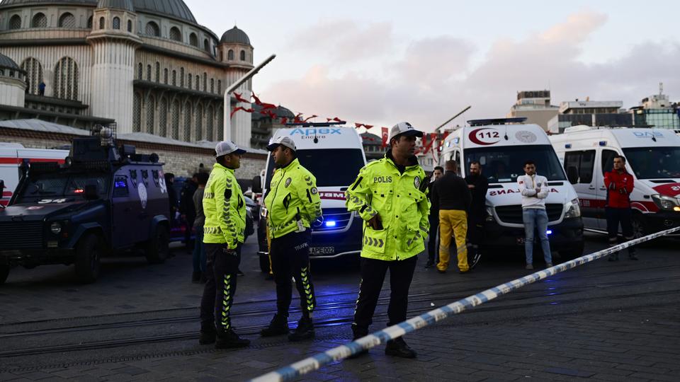 Οι αστυνομικές ομάδες της Κωνσταντινούπολης αναγνώρισαν τη γυναίκα ύποπτη με βάση τη φυσική της εμφάνιση, που προσδιορίστηκε μέσω εικόνων που καταγράφηκαν από κάμερες ασφαλείας κοντά στο σημείο της έκρηξης που σκότωσε έξι άτομα και τραυμάτισε 81 στον πολυσύχναστο πεζόδρομο.