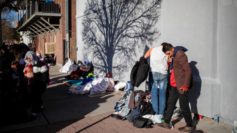 El Paso mayor says hundreds of migrants are sleeping in the streets in cold temperatures.