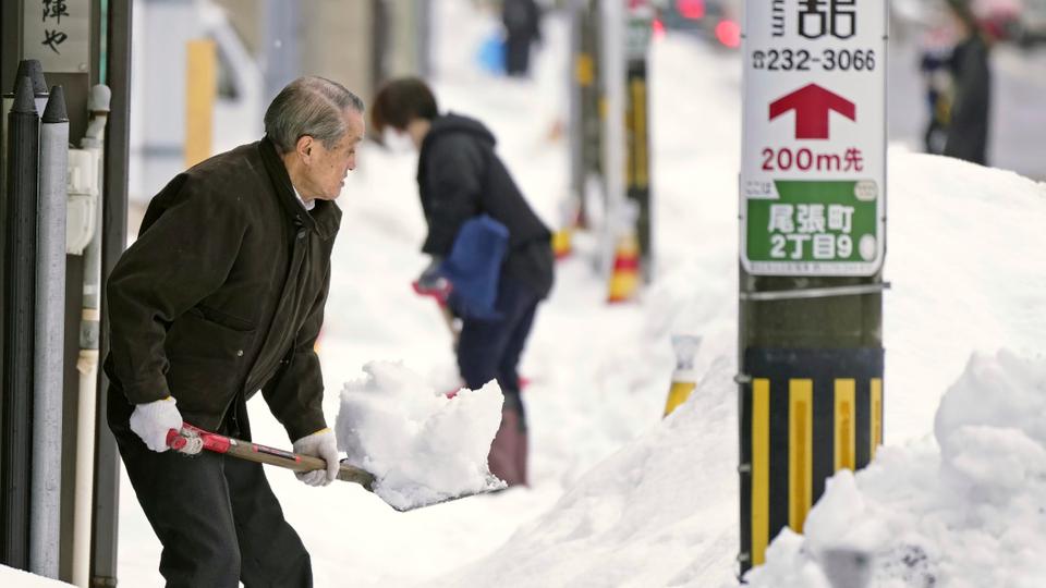 Heavy snow knocked down an electric power transmission tower in Japan’s northernmost main island, leaving about 20,000 homes without power on Christmas morning.