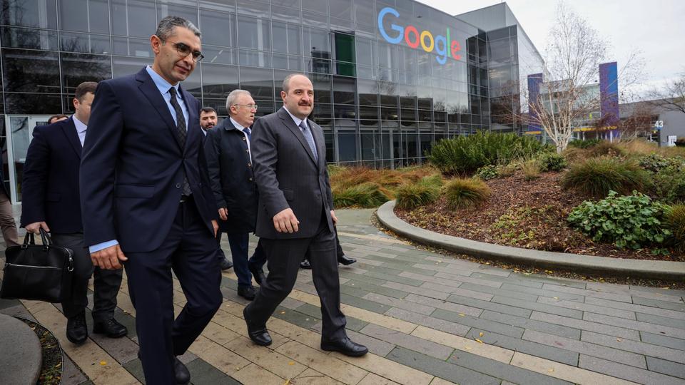 Türkiye Sanayi ve Teknoloji Bakanı Mustafa Varank (sağda), 9 Ocak 2023'te Google'ın California, Silikon Vadisi'ndeki genel merkezinin önünde.