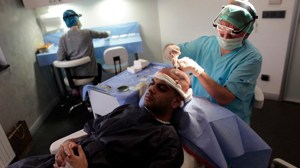 On average, hair transplant patients spend around $2,000 dollars for a procedure in Türkiye.