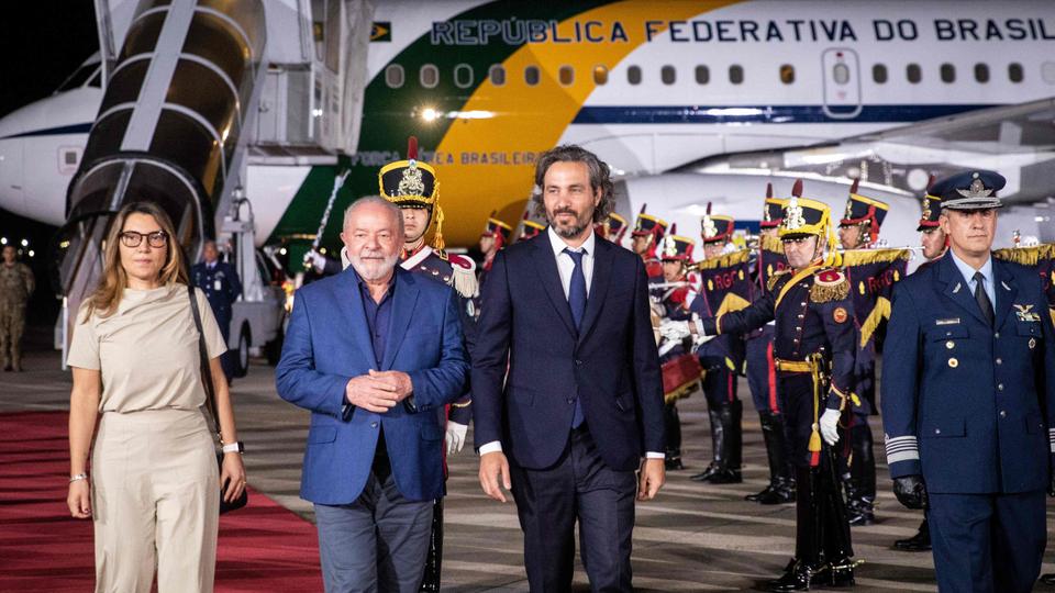 Lula (C), accompanied by his wife and Argentine Foreign Minister Santiago Cafiero (R), during his arrival to the Jorge Newbery Aeroparque Military Air Station in Buenos Aires