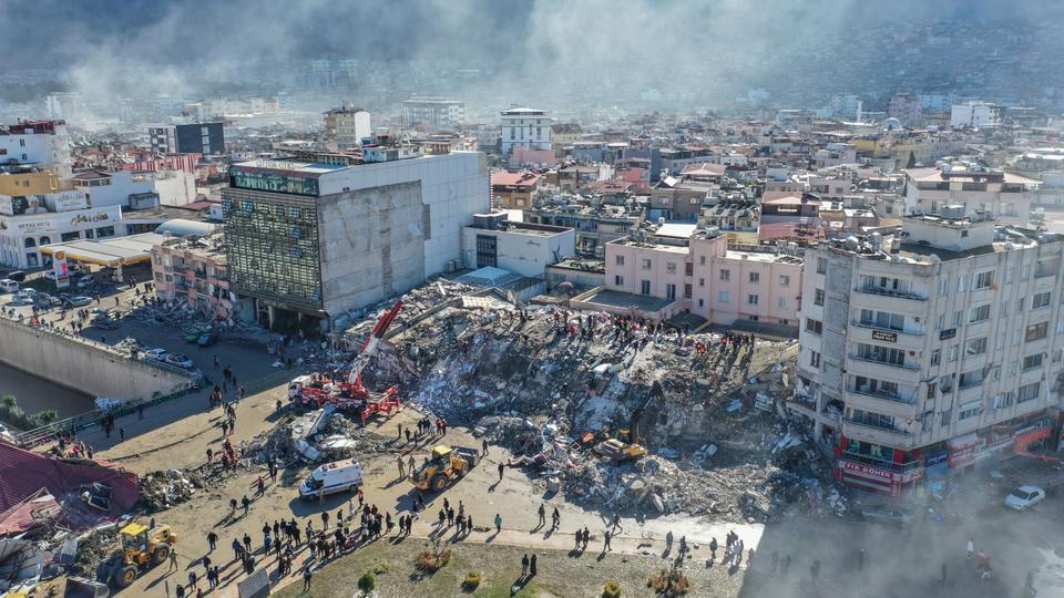 Τουλάχιστον 3.703 άνθρωποι σκοτώθηκαν και άλλοι 22.286 τραυματίστηκαν στην Τουρκία μετά από δύο ισχυρούς σεισμούς.