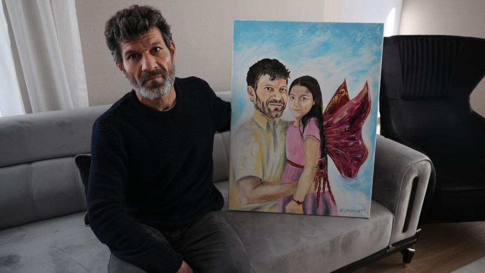 A painting of Hancer's daughter Irmak as an angel alongside her father was donated by an artist to him.