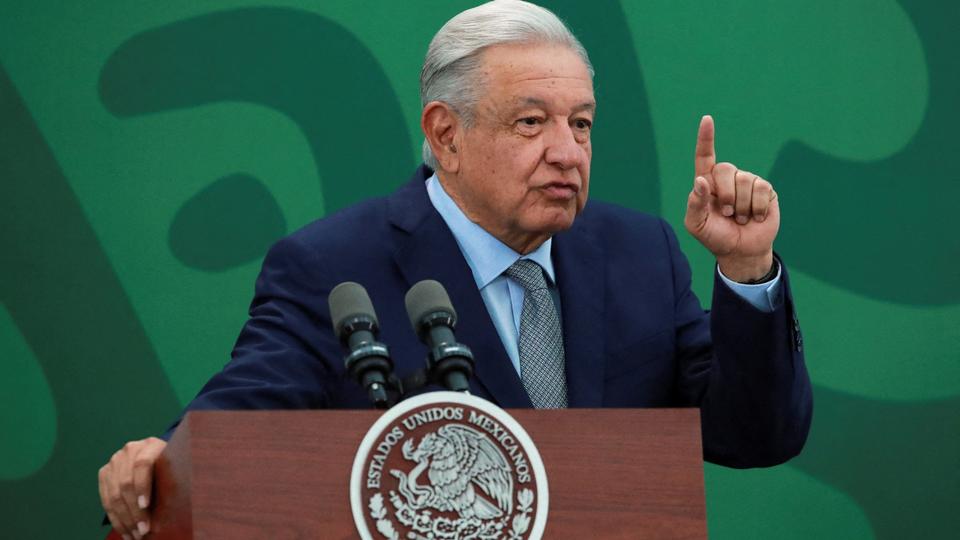 Lopez Obrador threatens to start a campaign in US, asking Mexicans and Hispanics who live there not to vote for 