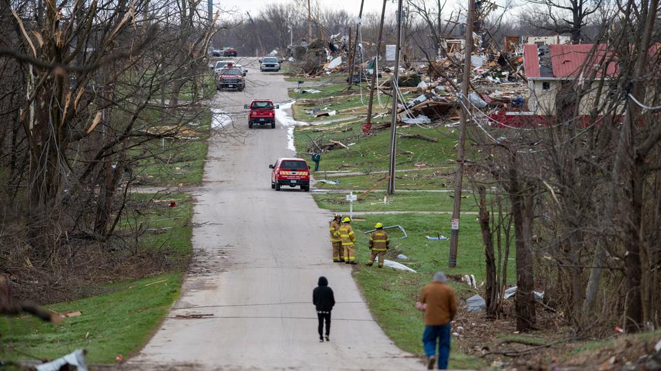 The blast of extreme spring weather swept much of US, menacing the nation's midsection from Texas to the Great Lakes with thunderstorms and tornados.