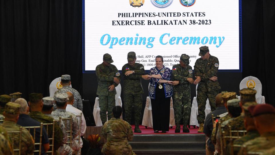 Philippine exercise director Major General Marvin Licudine (L) and US exercise director representative Major General Eric Austin (R) link arms during the opening ceremony of the 'Balikatan' joint military exercise at the military headquarters in Quezon City, suburban Manila.