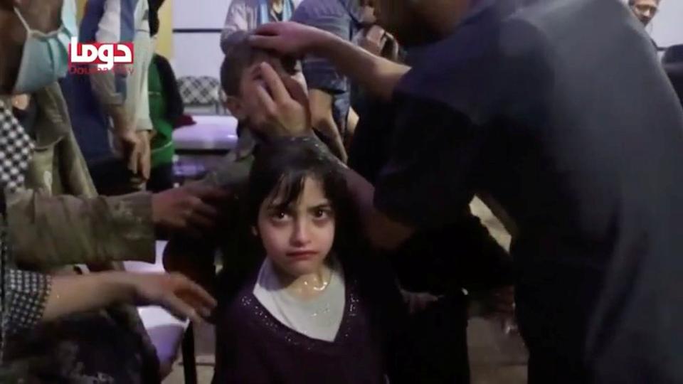 Uma menina olha apÃ³s o ataque alegado de armas quÃ­micas, no que Ã© dito ser Douma, SÃ­ria nesta imagem estÃ¡tica do vÃ­deo obtido pela Reuters em 8 de abril de 2018.
