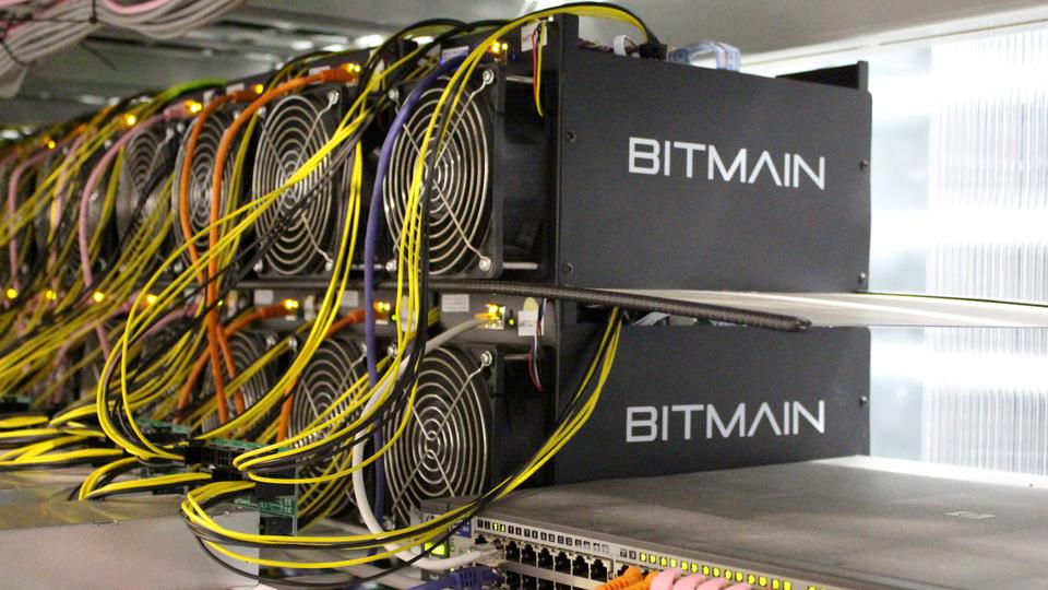 Computadores de mineraÃ§Ã£o Bitcoin sÃ£o retratados em uma fazenda de mineraÃ§Ã£o Bitcoin perto de Keflavik, na IslÃ¢ndia.