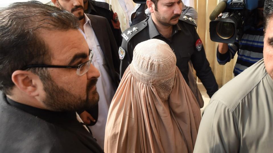 Pakistan Deports Afghan Girl Of National Geographic Fame 