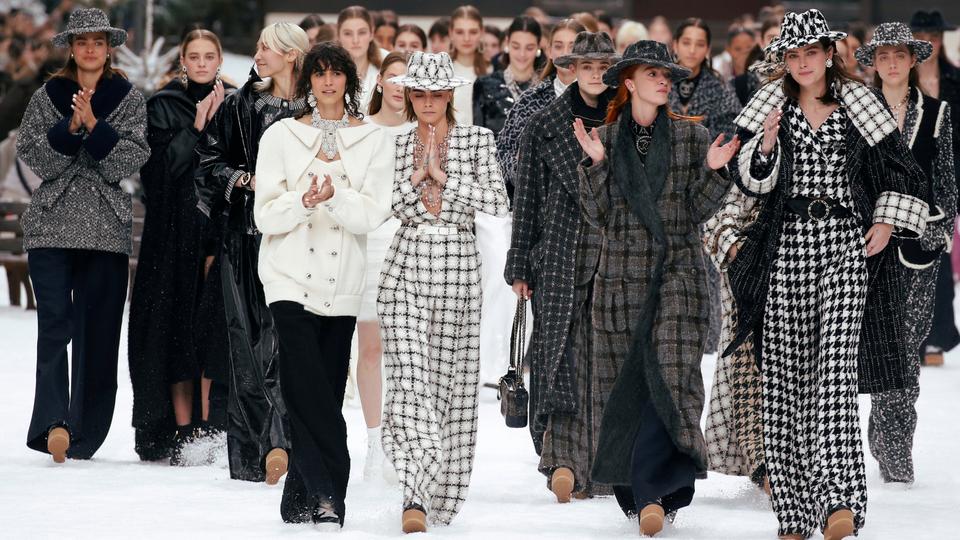 opmerking Oneerlijkheid barrière Chanel bids farewell to Karl Lagerfeld in last glitzy show