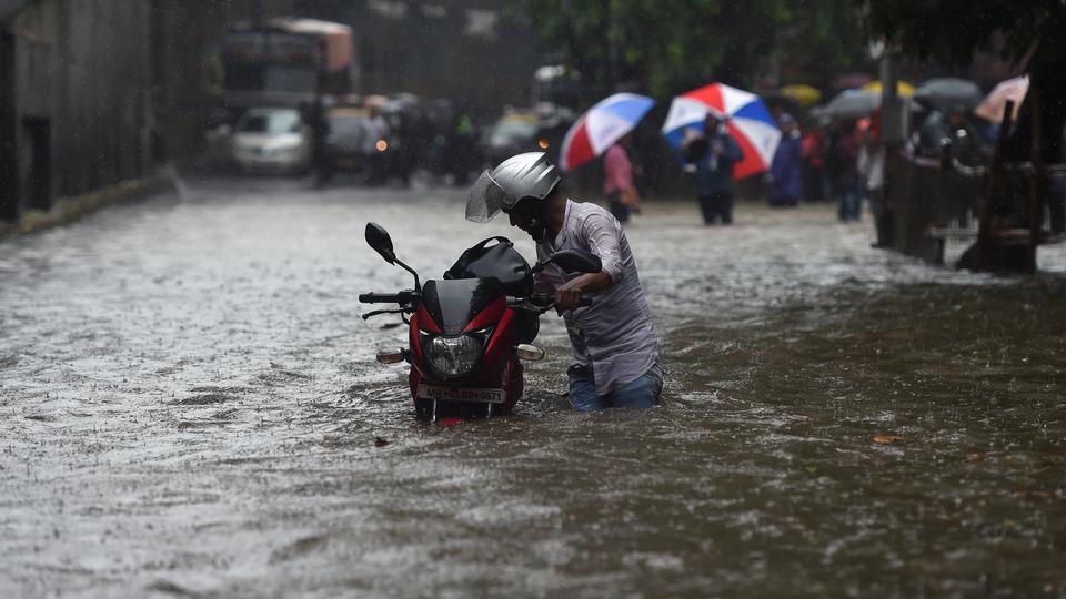 Heavy rains in India kill 30, cripple financial capital