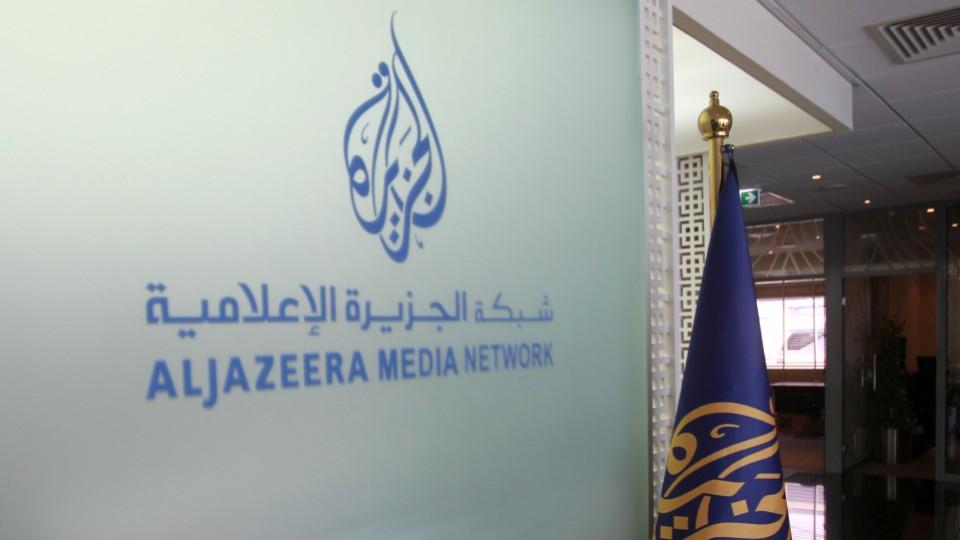 Al Jazeera Tv Arabic Channel News Anchor Ghada Oueiss Read A News Bulletin Live From Doha Qatar Stock Photo Alamy