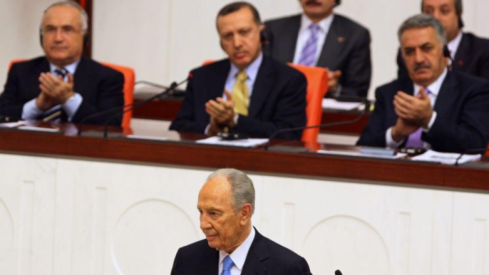 Israeli President Shimon Peres addresses the Turkish Parliament during his visit to Ankara on November 13, 2007.