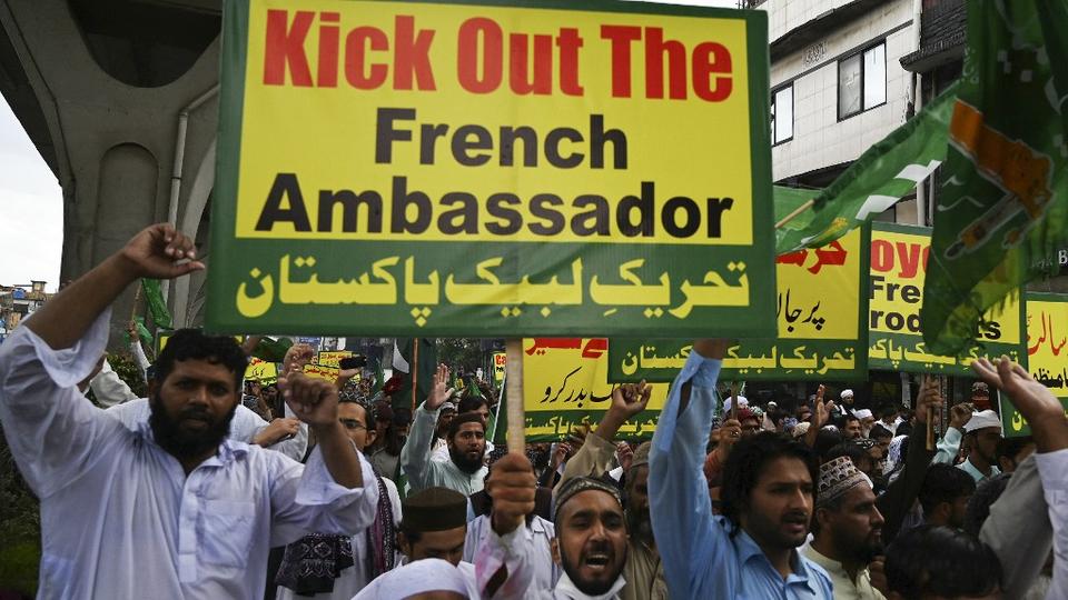 Supporters of hardline Tehreek-e-Labbaik Pakistan carry placards and shout slogans during a protest against the reprinting of cartoon of the Prophet Mohammad by French magazine Charlie Hebdo, in Rawalpindi on September 4, 2020.
