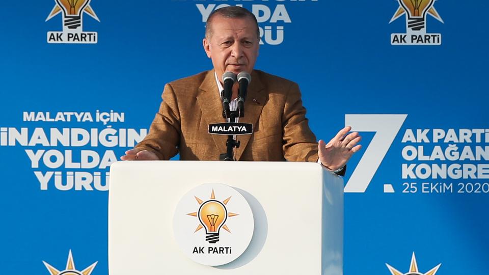 Ο Τούρκος πρόεδρος Ρετζέπ Ταγίπ Ερντογάν κάνει ομιλία καθώς παρίσταται στην κυβερνητική συνάντηση του Κόμματος Δικαιοσύνης και Ανάπτυξης (AK) στη Μαλάτια της Τουρκίας στις 25 Οκτωβρίου 2020.