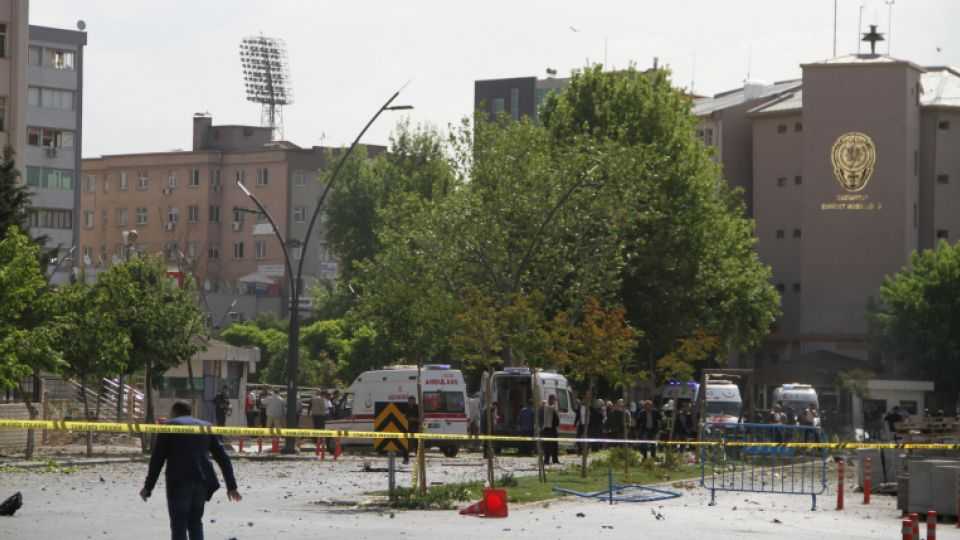 Photo shows aftermath of an explosion in front of police headquarters in Turkey's southeastern Gaziantep Province, May 1, 2016.