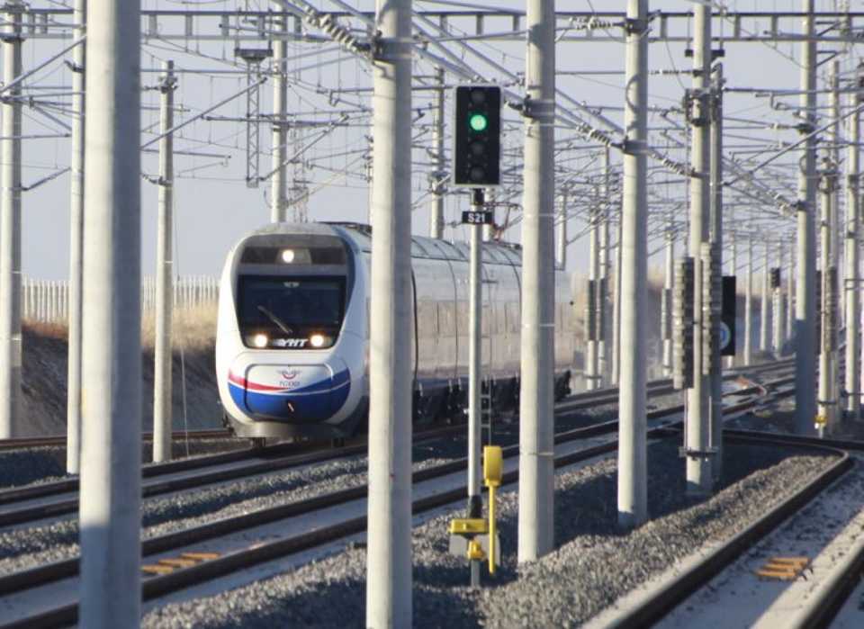 A TCDD HT65000 on the Ankara–Konya high-speed line.