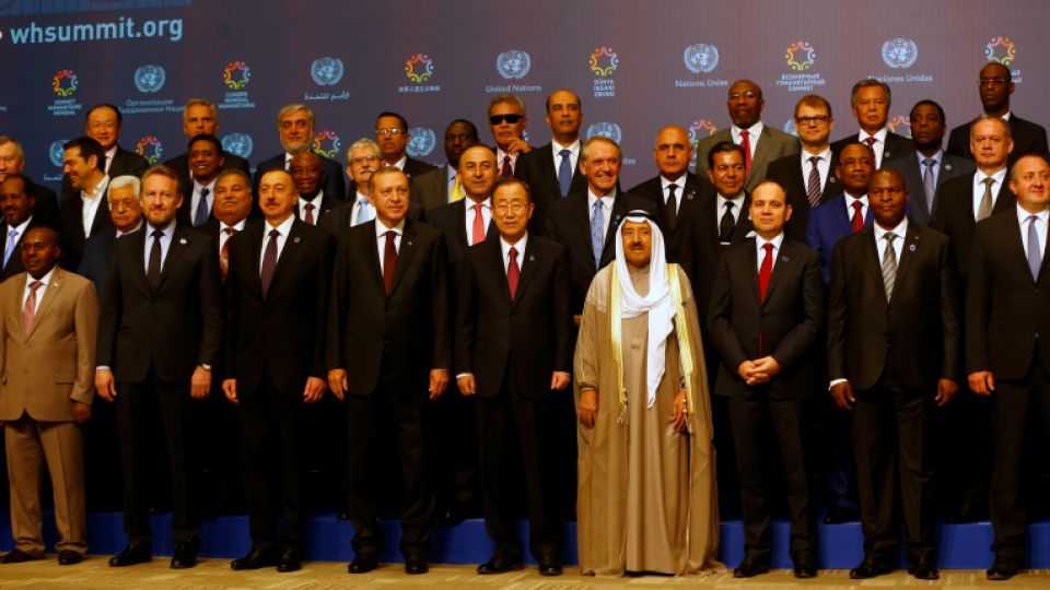 Turkish President Tayyip Erdogan (4th L) and U.N. Secretary-General Ban Ki-moon (5th R) pose with leaders and representatives of the parcitipant countries for a family photo during the World Humanitarian Summit in Istanbul, Turkey, May 23, 2016.