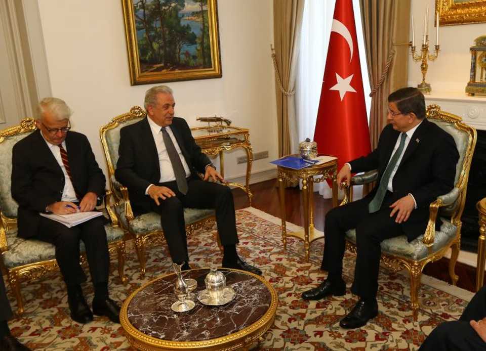 Turkish Prime Minister Ahmet Davutoglu meets with European Commissioner for Migration Dimitris Avramopoulos at Cankaya Palace in Ankara, Turkey on April 04, 2016. (AA)