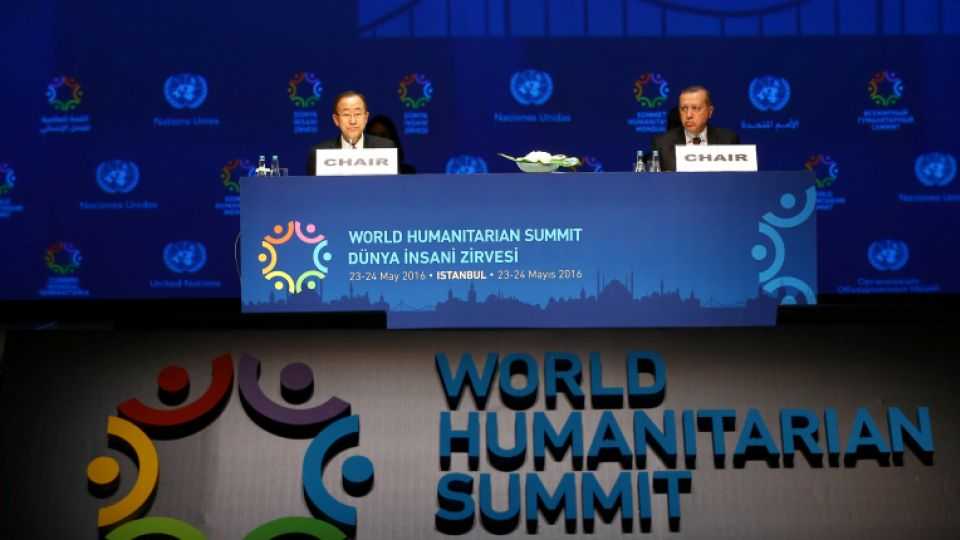 Turkish President Tayyip Erdogan (R) and UN Secretary General Ban Ki-moon at the World Humanitarian Summit in Istanbul, Turkey, May 23, 2016. 
